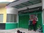 Awak-media-menunggu-di-luar-stadion-karena-tidak-diizinkan-masuk-meliput.jpg