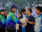 BONUS-ATLET-Wali-Kota-Medan-Rico-Waas-menyerahkan-tali-asih.jpg
