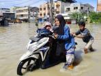 Banjir-Medan-Labuhan-Seorang-ibu-bersama.jpg
