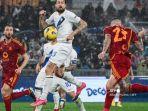 Bek-Italia-Roma-23-Gianluca-Mancini-kanan-menyundul-bola.jpg