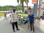Bhabinkamtibmas-Polsek-Alasa-Polres-Nias-Bripka-Marzel-membagikan-Masker.jpg