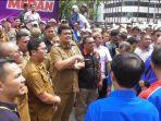 Bobby-Nasution-menemui-ratusan-buruh.jpg