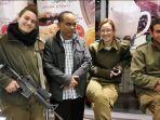 Budi-Arie-Setiadi-dan-tentara-Israel.jpg