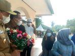 Bupati-Batubara-Zahir-dapat-bunga.jpg