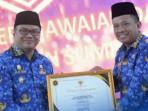 Bupati-Deli-Serdang-dr-Asri-Ludin-Tambunan-menyerahkan-penghargaan-terbaik-_1.jpg