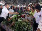 Bupati-Franc-Bernhard-Tumanggor-mengunjungi-Pasar-Tradisional-Klohi.jpg