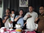 Bupati-Franc-Tumanggor-memberikan-dukungan-untuk-usaha-rumahan-deandelicious-bakery.jpg