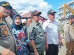 Bupati-Humbahas-Dosmar-Banjarnahor-bersama-dengan-Kepala-BNPB-Suharyanto-di-Desa-Simangulampe.jpg