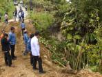 Bupati Oloan Nababan Terjunkan Alat Berat Perbaiki Jalan Longsor Antar Dusun di Desa Sampetua