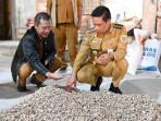 Bupati-Humbahas-Oloan-Nababan-tinjau-proses.jpg
