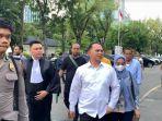 Bupati-Labuhanbatu-nonaktif-Erik-Adtrada-Ritonga-berjalan-santai-setelah-dituntut-6-tahun.jpg