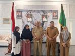 Bupati-Langkat-Syah-Afandin-memberikan-beasiswa-kepada-Humayroh.jpg