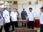 Bupati-Langkat-Syah-Afandin-saat-meninjaU-51-unit-rumah-tidak-layak-huni.jpg