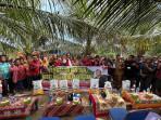 Bupati-Masinton-Pasaribu-menyerahkan-benih-jagung-Pioner-32.jpg