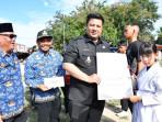 Bupati-Samosir-Vandiko-Gultom-Serahkan-penghargaan-kepada-sejumlah-atlit.jpg