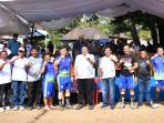 Bupati-Samosir-Vandiko-Gultom-serahkan-piala-bergilir.jpg