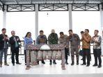 Bupati-Samosir-Vandiko-T-Gultom-melaunching-Objek-Wisata-Lagundi-Desa-Sitamiang.jpg