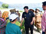 Bupati-Samosir-hadir-di-tengah-masyarakat-petani-saat-penanaman-bibit-bawang-merah-di-Pangururan-1.jpg