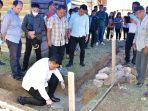 Bupati-Samosir-melakukan-peletakan-batu-pertama-pembangunan-Kantor-Desa-Paraduan.jpg