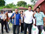 Bupati-Samosir-serahkan-bantuan-pupuk-kepda-kelompok-tani-di-Palipi-dan-Sitiotio-1.jpg