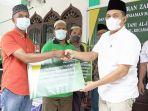 Bupati-Zahir-menyerahkan-pinjaman-bantuan-modal-pertanian.jpg
