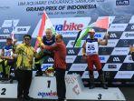 Bupati-dan-Wakil-Bupati-Samosir-menyerahkan-Piala-untuk-juara-Aquabike-World-Championship-2023.jpg
