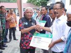 Bupati-menyerahkan-bantuan-bukti-kepesertaan-BPJS-PBI-APBD-Kabupaten-Asahan-Kepada-100-penerima.jpg