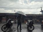 CUACA-EKSTREM-Seorang-warga-berjalan-di-tengah-guyuran-hujan-dengan.jpg