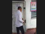 Camat-BP-Mandoge-Muliadong-Sitorus-menyegel-sementara-kantor-Desa-Suka-Makmur.jpg
