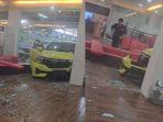 DETIK-DETIK-Honda-Brio-Seruduk-Showroom-Palembang-Berawal-OB-Tak-Sengaja-Injak-Gas-Saat-Kebersihan.jpg