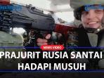 DITENGAH-Invasi-Dua-Prajurit-Rusia-Dengan-Santai-Mengobrol-Sambil-Siaga-Serang-Musuh.jpg