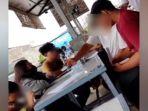 Dalam-video-tampak-beberapa-orang-bersama-dalam-sebuah-warung-diduga-bagi-bagi-uang.jpg