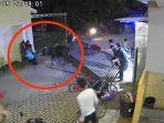 Detik-detik-sapi-nambrak-pagar-di-Perumahan-Pesona-Khayangan.jpg