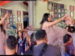 Dewi-Perssik-Bagikan-Uang-THR-Ratusan-Ribu-Disawer-ke-Udara-Sebut-Tradisi-Keluarga-Saat-Lebaran.jpg