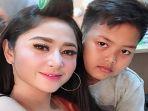 Dewi-Perssik-dan-anak-angkatnya-1.jpg