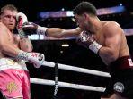 Dmitry-Bivol-kanan-saat-bertarung-melawan-Canelo-Alvarez-di-T-Mobile-Arena-Las-Vegas.jpg