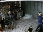 Dua-orang-pria-di-Tanjungbalai-terekam-CCTV-_.jpg
