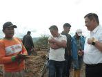 Eddy-Berutu-Tinjau-Lahan.jpg