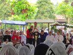 Emak-emak-berfoto-bersama-presiden-Jokowi.jpg