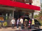 Era-kemeja-hijau-turun-dari-mobil-hendak-masuk-ke-restoran-di-jalan-Bandara-Kualanamu.jpg