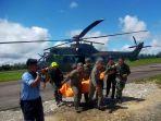 Evakuasi-jenazah-pilot-helikopter-dari-Papua.jpg