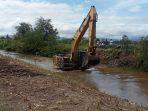 Excavator-melakukan-normalisasi-di-sungai-Desa-Patane-I-Jumat-1712025.jpg