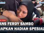 Fans-Ferdy-Sambo-Syarifah-Ima-sedang-memeluk-Polwan.jpg