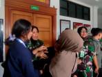 Fitriyani-histeris-usai-mengikuti-sidang.jpg