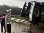 Fortuner-terguling-di-Tol-Pekanbaru.jpg