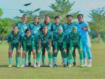 Foto-bersama-tim-sepakbola-putri-Sumut-sebelum-uji-coba-menghadapi-Samba-Persada.jpg
