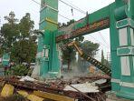 Gapura-Kampung-Lalang-Dibongkar.jpg
