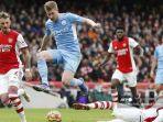 Gelandang-Manchester-City-Kevin-De-Bruyne-kiri-berusaha-meloncat.jpg