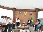 Gubsu-Bobby-Afif-Nasution-saat-menerima-maskapai-Garuda-Indonesia.jpg