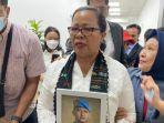 HADIRI-Sidang-Vonis-Ferdy-Sambo-Putri-Candrawathi-Hari-IniIbu-Brigadir-J-Bawa-Bingkai-Foto-Putranya.jpg